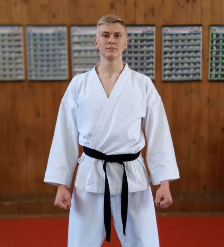 Тренер по карате Александр Клетченко в кимоно с чёрным поясом